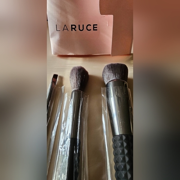 LARUCE BEAUTY  3 Pc Makeup Brush Set Kabuki, Highlighter & Small Angle Brush - Picture 3 of 8